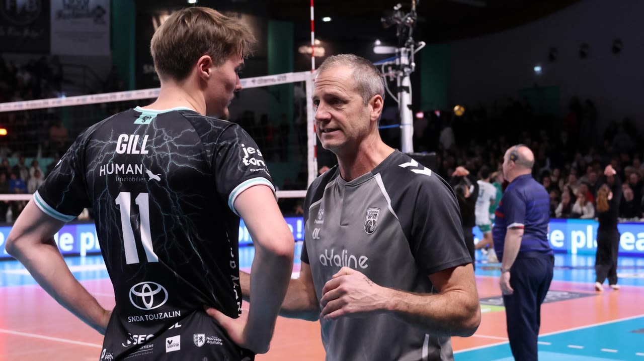 Dan Lewis en train de conseiller son jeune passeur Simon Gill.