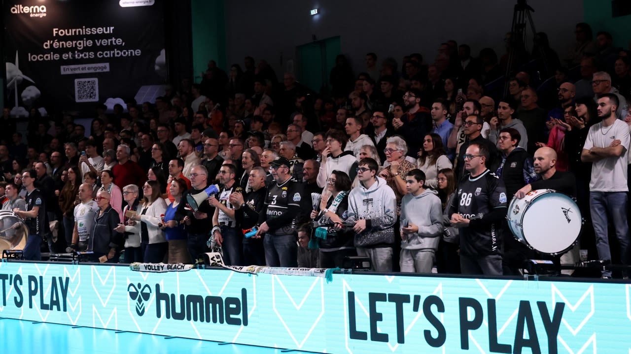 Le public est debout pour suivre la fin de la rencontre.