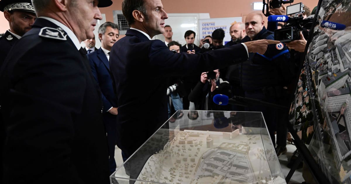 un président en visite dans son propre pays – Libération