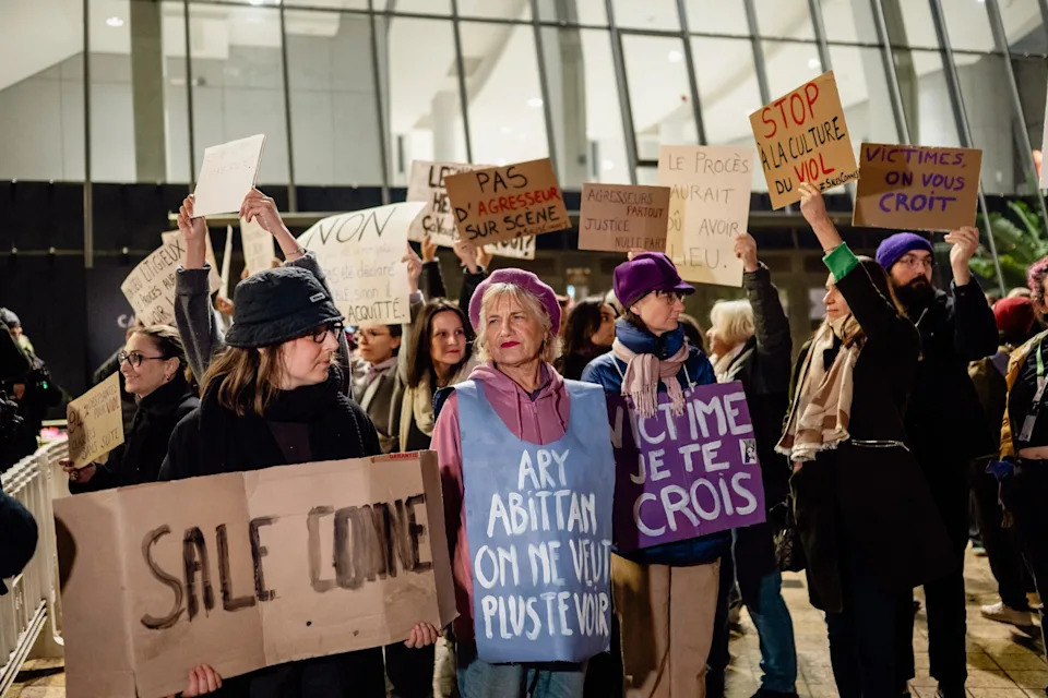 Des manifestants défilent à l’appel du collectif féministe français « Nous Toutes » devant le théâtre Claude-Debussy à Cannes, quelques minutes avant le début du spectacle d’Ary Abittan, le 14 décembre 2025.