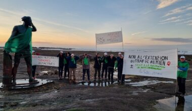 La statue d’Ulysse rhabillée par les opposants à l’extension de l’aérodrome aux Sables-d’Olonne