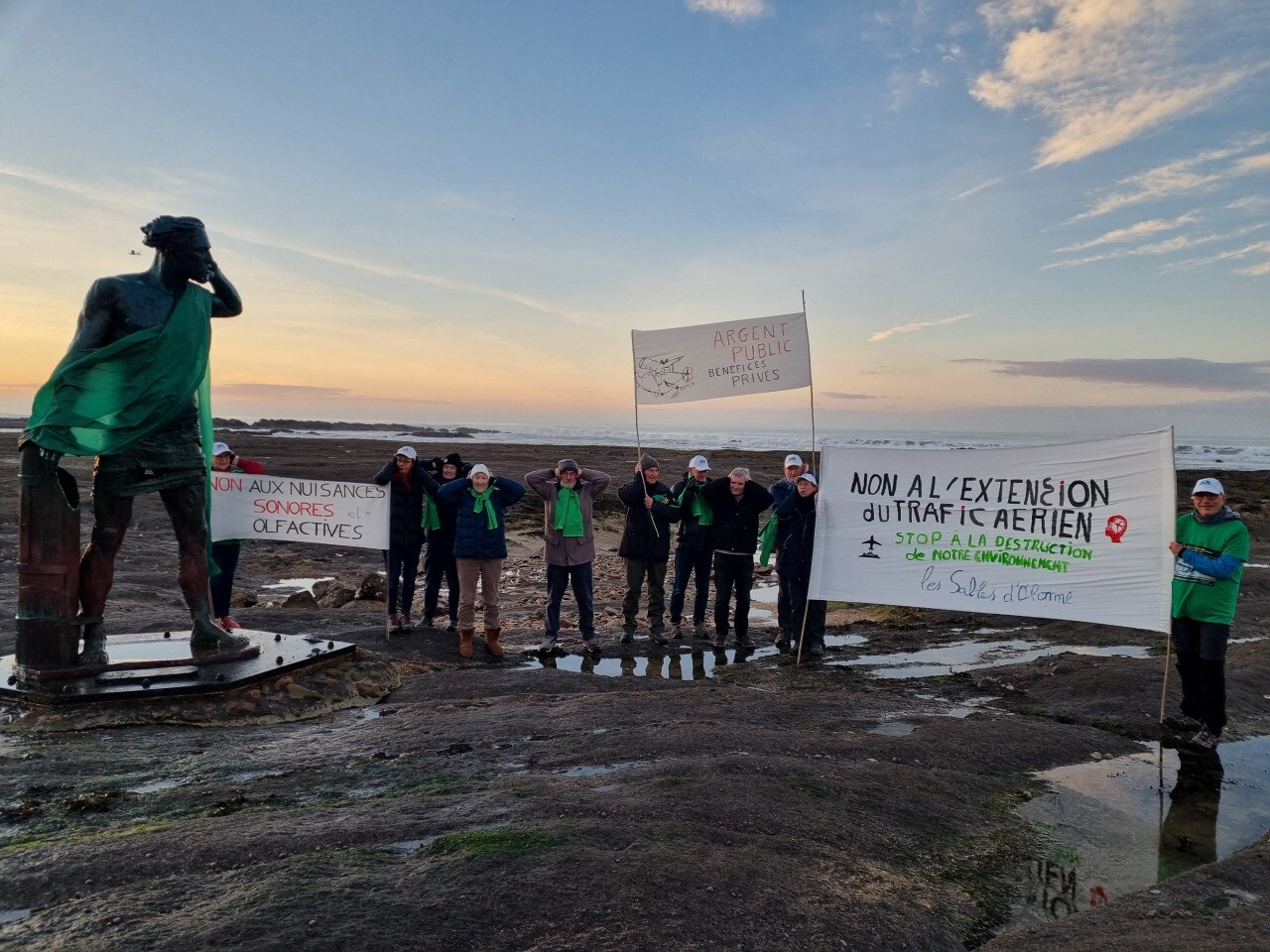 La statue d’Ulysse rhabillée par les opposants à l’extension de l’aérodrome aux Sables-d’Olonne