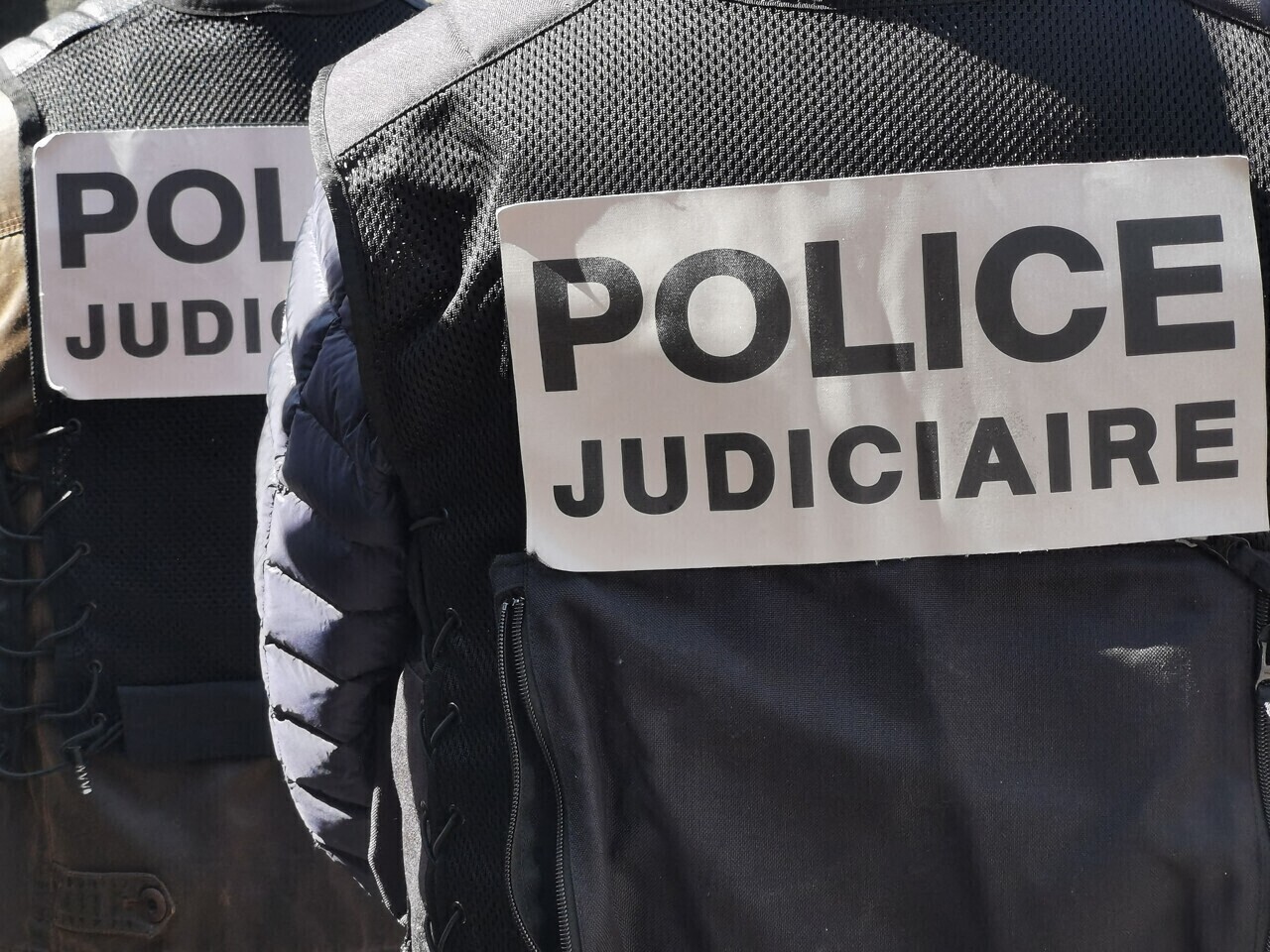 un suspect arrêté et placé en détention