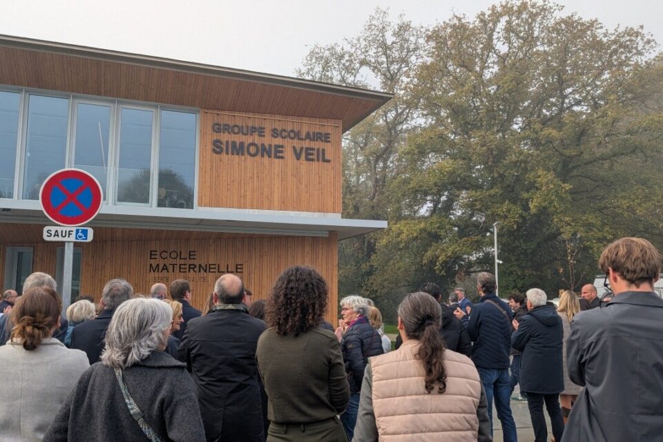 La façade de l'école Simone Veil, après avoir enlever le rideau qui cachait le nom