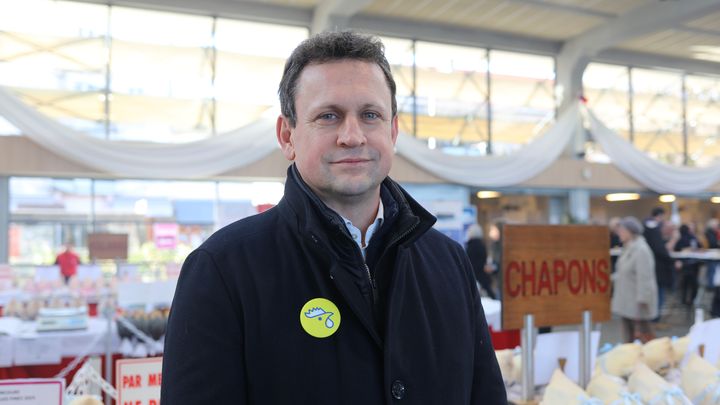 Christophe Coquelet, candidat aux élections municipales de Bourg-en-Bresse à la tête d'une liste soutenue par Horizons, Renaissance, le MoDem et le Parti radical, au marché couvert de la ville, le 12 décembre 2025. (LAURE COMETTI / FRANCEINFO)