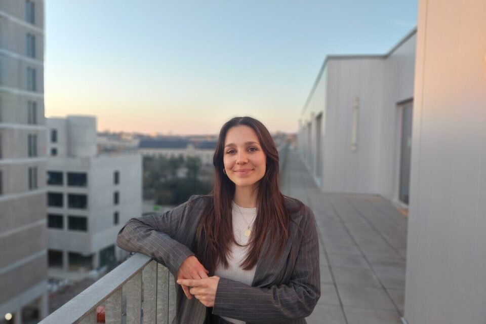 Romane Boisselet est référente en Loire-Atlantique pour l'association Des étoiles dans la mer, vaincre le glioblastome. Un engagement suite au décès de sa mère en 2022 des suites de ce cancer incurable.