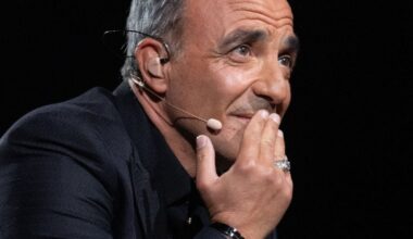 Nikos Aliagas surpris dans La Chanson secrète sur TF1, avec deux candidates de la Star Academy et Julia Vignali présente pour Kad Merad