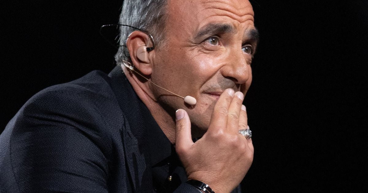 Nikos Aliagas surpris dans La Chanson secrète sur TF1, avec deux candidates de la Star Academy et Julia Vignali présente pour Kad Merad