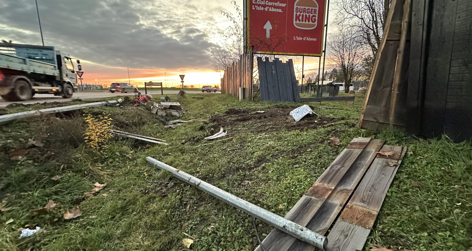[VIDÉO] Il s'assoupit, son car finit dans l'enceinte de ce village de marques près de Lyon