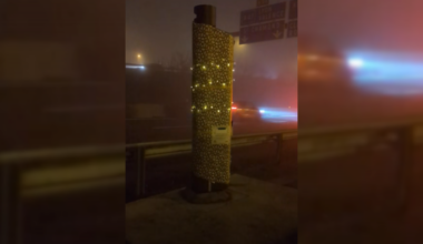 Saint-Étienne : un radar de la RN88 emballé avec du papier cadeau pour Noël