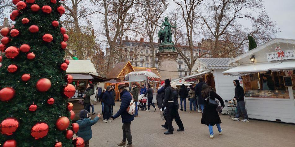 Lyon : le marché de Noël place Bellecour, une bonne idée pour les commerçants ?