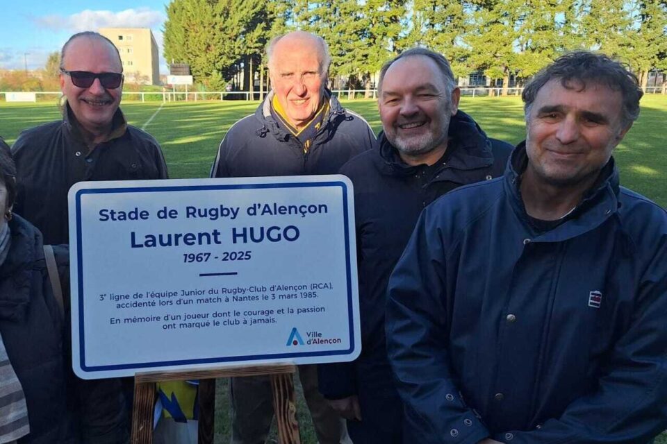 Jean-Paul Carrère (dans la lumière) entouré de Raphaël, le frère de laurent Hugo, et e sa maman, de son ami Stéphane Guy, de Gilles Rodia, un ancien joueur de D2 du RCA, et de Michaël Masson, un ami d'enfnce de Laurent.