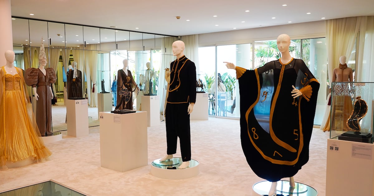 Exposition: Quand le caftan marocain et son savoir-faire communient avec Salvador Dalí