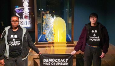 Les joyaux de la couronne britannique vandalisés à coups de crumble aux pommes