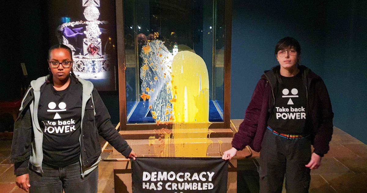 Les joyaux de la couronne britannique vandalisés à coups de crumble aux pommes