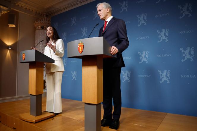 La Prix Nobel de la paix 2025, Maria Corina Machado, et le premier ministre norvégien, Jonas Gahr Store, s’adressent à la presse lors d’une conférence de presse jeudi 11 décembre 2025 dans les locaux du gouvernement norvégien, à Oslo.