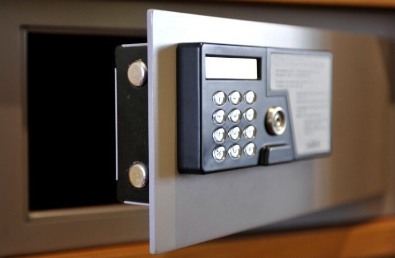 Lille. Ils pénètrent dans un resto rue Nationale et volent le coffre fort mais la BAC est à leurs trousses