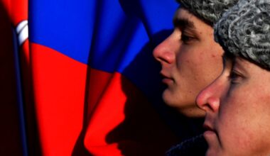 Des soldats russes montent la garde lors de l'inauguration d'une exposition de matériel militaire occidental pris par les forces russes dans les régions de Kharkiv et Soumy en Ukraine, le 4 novembre 2024 à Saint-Pétersbourg en Russie