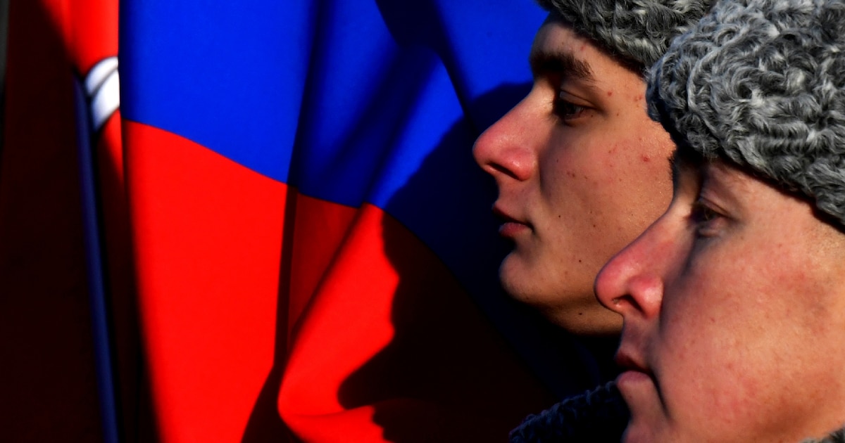 Des soldats russes montent la garde lors de l'inauguration d'une exposition de matériel militaire occidental pris par les forces russes dans les régions de Kharkiv et Soumy en Ukraine, le 4 novembre 2024 à Saint-Pétersbourg en Russie