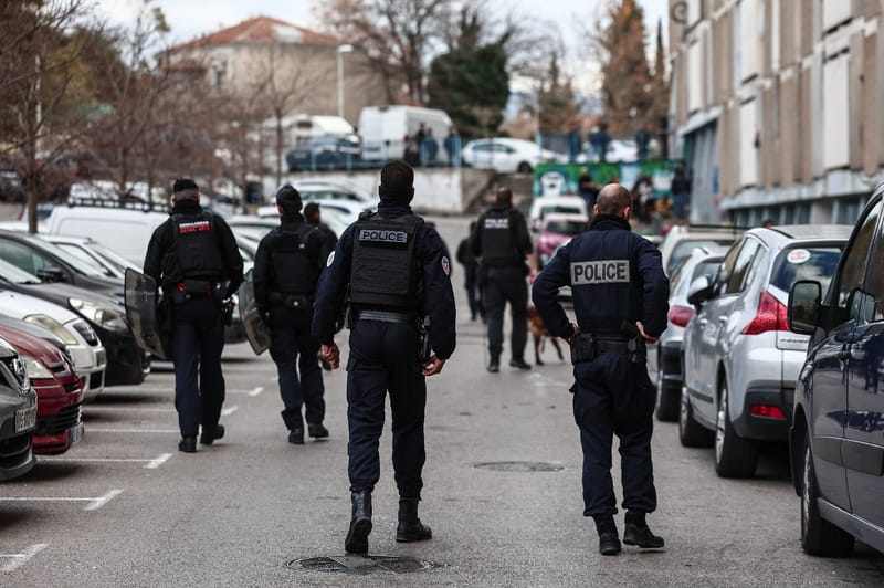 Des policiers de la BST14, brigades spécialisées de terrain, lors d'une opération dans la cité des Olivier à Marseille, le 9 décembre 2025