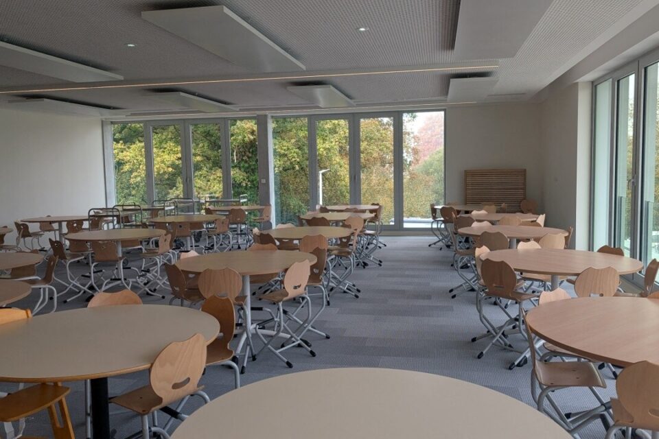 L'une des salles de restauration qui peut accueillir 120 élèves