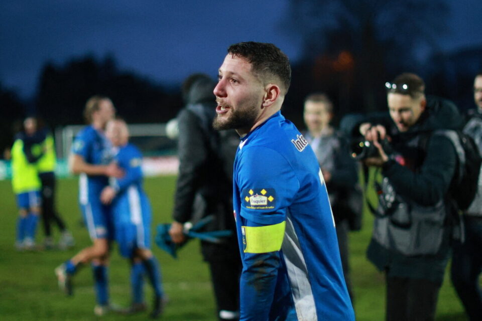 L'émotion de Paul Aubel à l'issue de la rencontre entre le Bayeux FC et le Blois Football 41 qui s'est soldée par la qualification du Bayeux FC en 16e de finale de la Coupe de France.