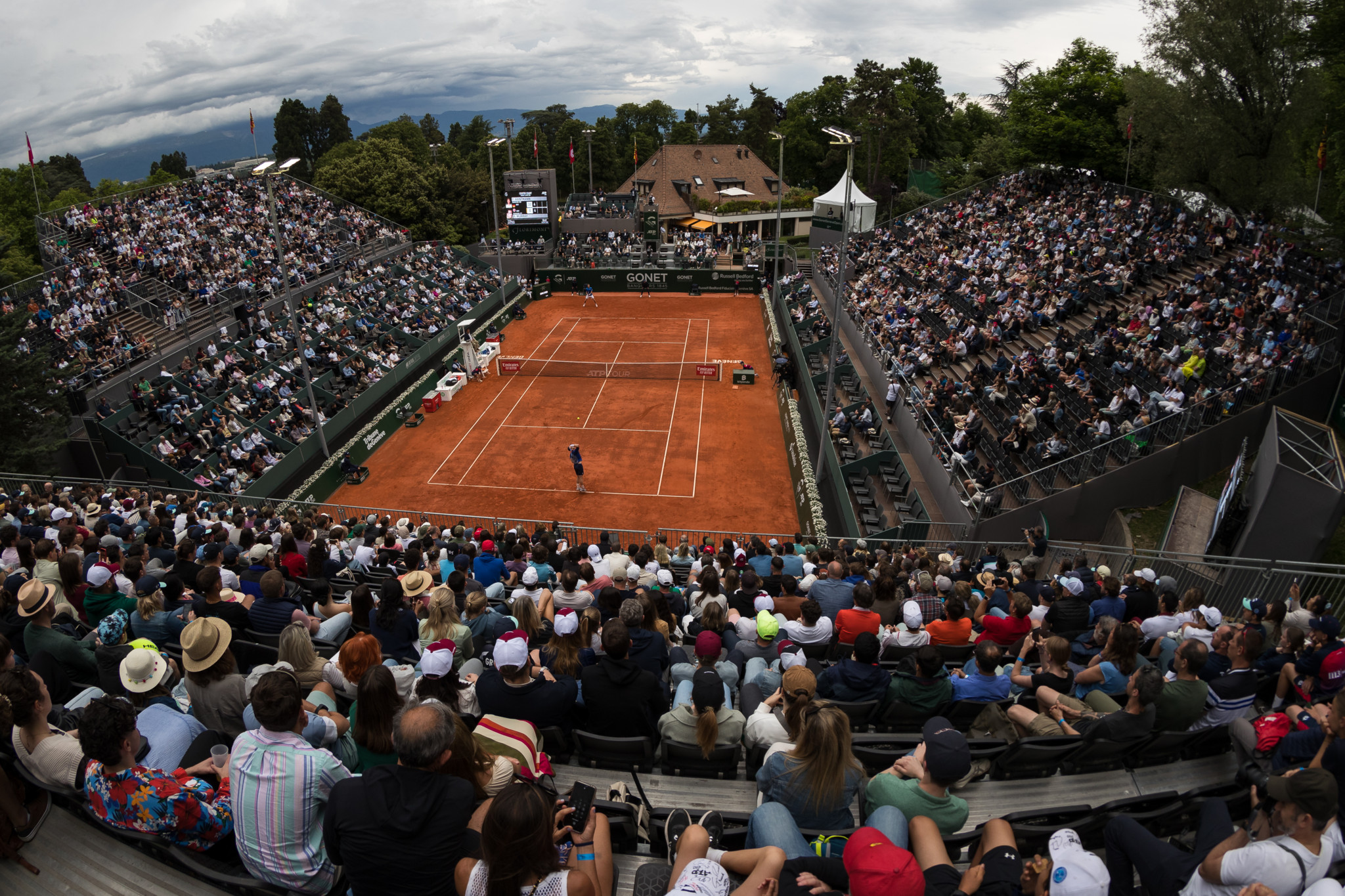 Vue générale sur le court central pendant le match du premier tour entre Yannick Hanfmann et Andy Murray au Geneva Open 2024, avec un public nombreux, le 20 mai 2024 au Tennis Club de Genève Eaux-Vives.