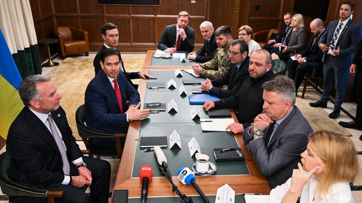 Le secrétaire d’État américain Marco Rubio, entouré de l’envoyé spécial de la Maison Blanche Steve Witkoff et de Jared Kushner, lors d’une réunion avec des responsables ukrainiens à Hallandale Beach, en Floride, le 30 novembre 2025. 