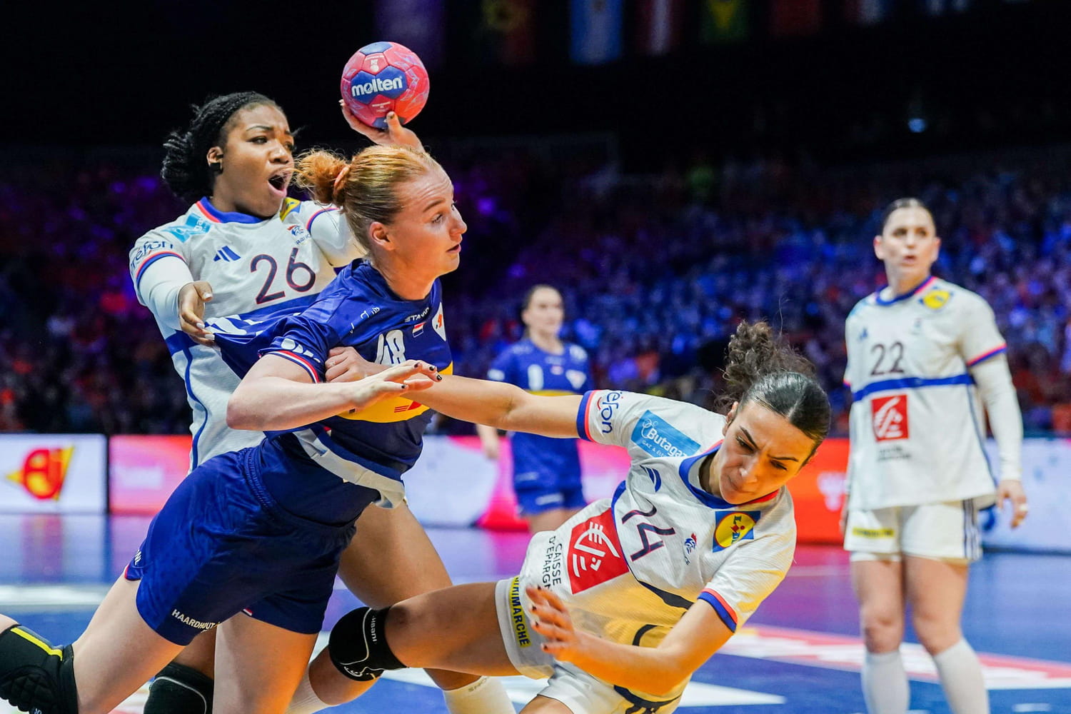 Pays-Bas : vaincues, les Bleues imprécises s'offrent un choc en quarts, le résumé du match