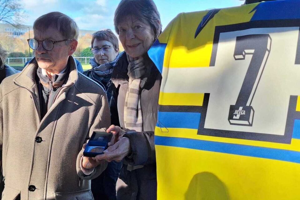 Le maire Joaquim Pueyo a décerné la médaille de la Ville d'Alençon à Laurent Hugo à titre posthume et l'a remise à sa maman, dimanche 30 novembre, sur le stade d'Alençon.