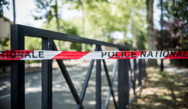 un homme armé dans une auto-école, la police ouvre le feu