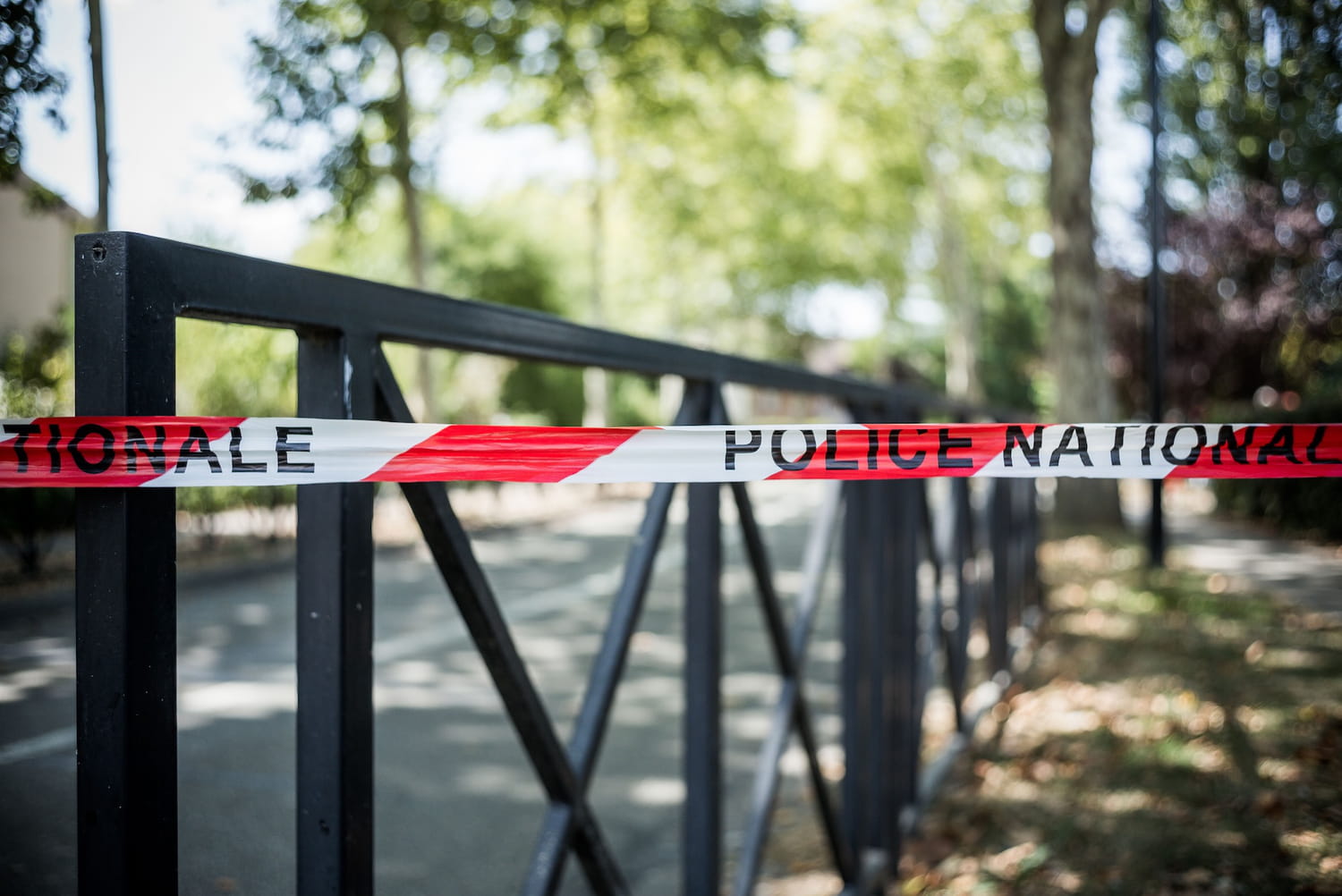 un homme armé dans une auto-école, la police ouvre le feu
