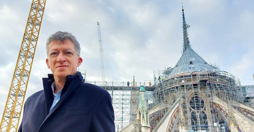 Le président de l'établissement public Rebâtir Notre-Dame de Paris, Philippe Jost, devant le chevet de la cathédrale, le 4 décembre 2024.