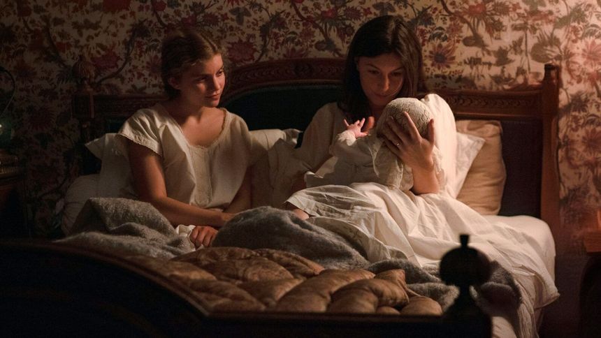 Galatea Bellugi (Céleste) & Louise Chevillotte (Victoire) dans "La Condition" de Jérôme Bonnell