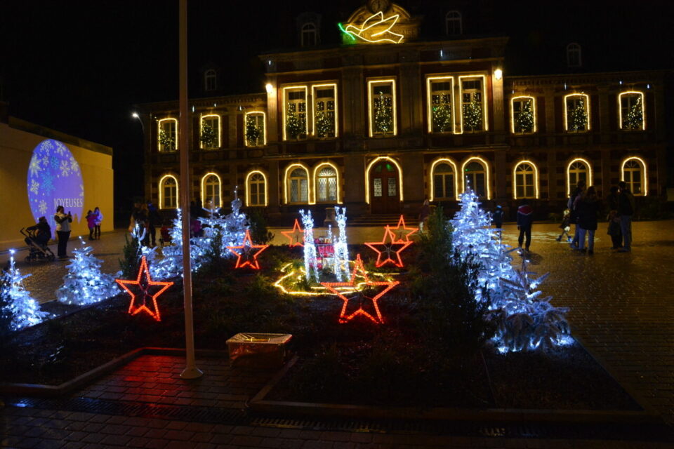 Le parvis de la mairie brille de tous ses feux