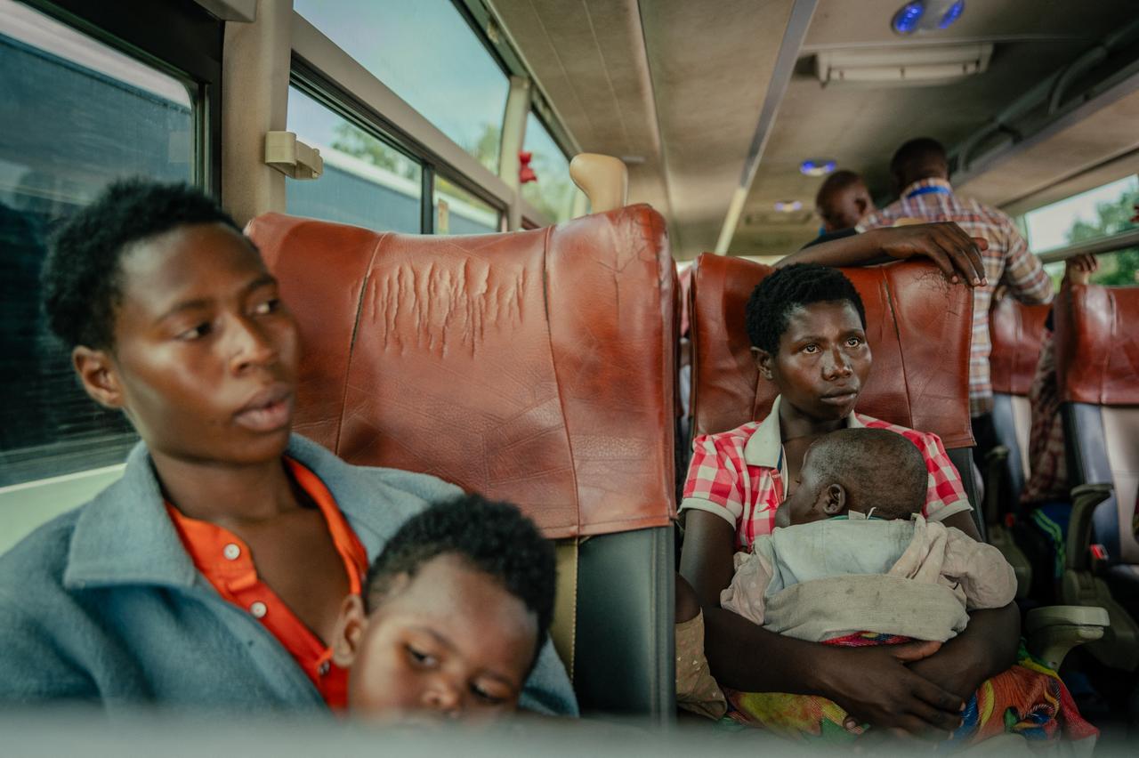 FUIR GOMA. À la frontière, entre la République démocratique du Congo et le Rwanda, le 19 mai 2025. Un bus affrété par le Haut-Commissariat des Nations unies pour les réfugiés rapatrie des civils rwandais qui fuient les combats autour de Goma, où les rebelles du M23, soutenus par Kigali, font régner la terreur. Le 4 décembre, le président congolais, Félix Tshisekedi, et son homologue rwandais, Paul Kagame, signent à Washington un accord de paix censé faire taire les armes dans l’est de la RDC. Une paix fragile. En deux jours, les 9 et 10 décembre, après la chute d’Uvira, dans le Sud-Kivu cette fois, prise par le M23, au moins 10 000 réfugiés affluent vers le Burundi pour fuir les combats, selon le site burundais “Iwacu”. 