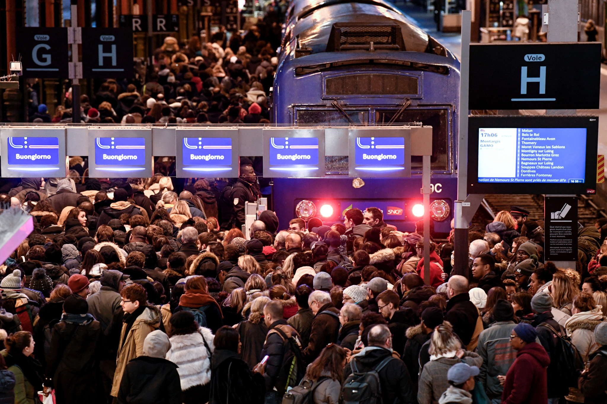 Foule de passagers sur le quai de la SNCF à la Gare de Lyon à Paris lors d’une grève des transports le 12 décembre 2019.