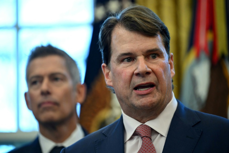 Le patron de Ford Jim Farley dans le Bureau ovale à la Maison blanche, à Washington, reçu avec d'autres dirigeants de l'industrie automobile par Donald Trump, le 3 décembre 2025 ( AFP / ANDREW CABALLERO-REYNOLDS )