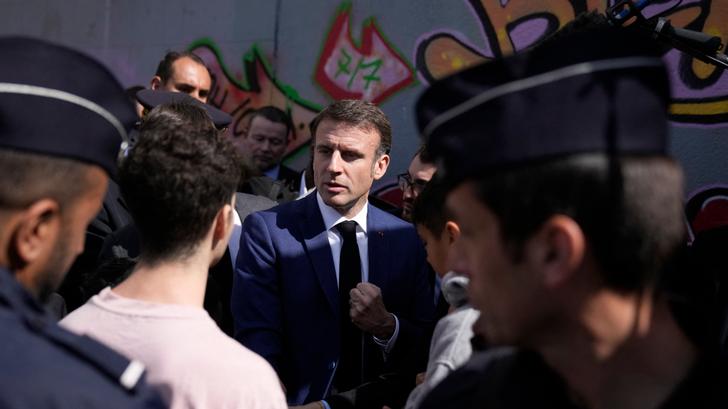Emmanuel Macron, ici à la rencontre des habitants lors d’une visite axée sur la sécurité et la lutte contre le trafic de drogue, dans le quartier de La Castellane à Marseille, le 19 mars 2024. 
