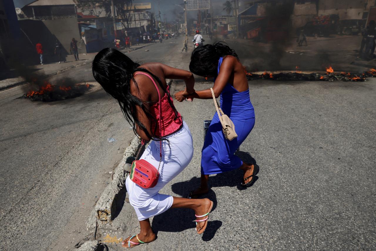 HAÏTI, UN PAYS DISPARAÎT. À Port-au-Prince, le 20 février 2025, des femmes courent devant des barricades en feu dans le quartier de Solino tandis que les habitants appellent le gouvernement à l’aide. Depuis, la situation n’a fait que s’aggraver dans ce pays, le plus pauvre d’Amérique, où les gangs font régner la terreur et qui n’a toujours pas de président depuis l’assassinat de Jovenel Moïse, en juillet 2021. Le 2 décembre, les autorités de transition ont beau annoncer l’organisation d’élections présidentielle et législatives en août 2026, les premières depuis neuf ans, cela ne suffit pas à vaincre le pessimisme ambiant, écrit “Le Nouvelliste”.