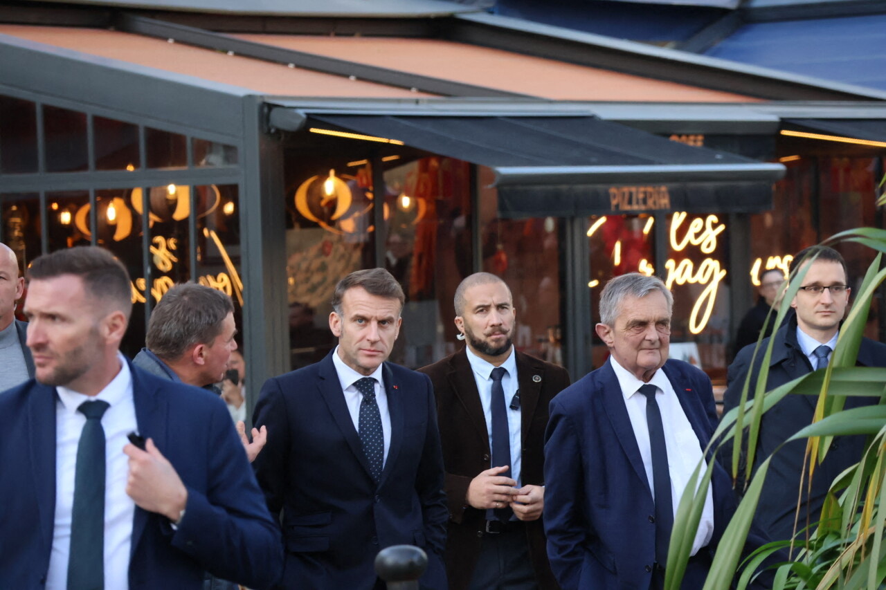Emmanuel Macron s’arrête déjeuner dans une crêperie à Saint-Malo