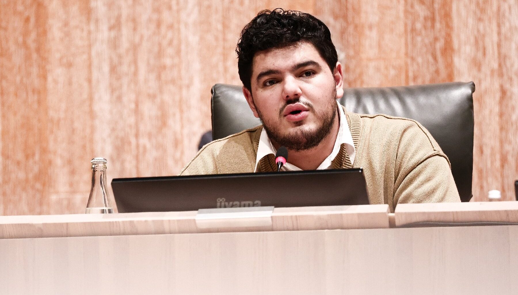 "Marseille doit continuer à être debout", appelle Amine Kessaci, invité du conseil municipal