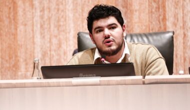 "Marseille doit continuer à être debout", appelle Amine Kessaci, invité du conseil municipal