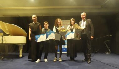 À 17 ans, elle remporte deux prix au 6e concours de chant « à hautes voix » à Saint-Jean-Cap-Ferrat