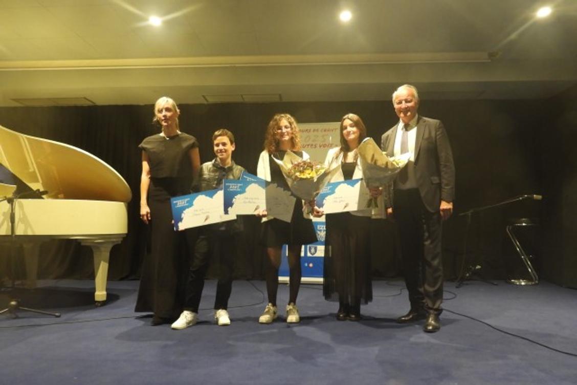 À 17 ans, elle remporte deux prix au 6e concours de chant « à hautes voix » à Saint-Jean-Cap-Ferrat