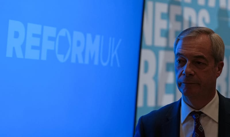 Le leader du parti Reform UK, Nigel Farage, quitte la salle après avoir assisté à une conférence de presse à Londres, le 26 novembre 2025