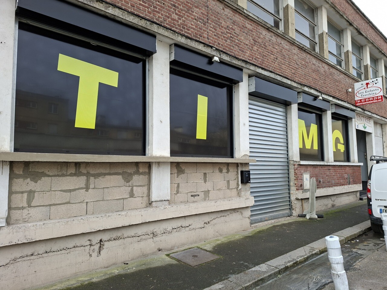 quel nouveau commerce surprenant se cache derrière ce sigle près de Rouen ?