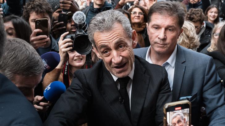 Nicolas Sarkozy photographié lors d’une séance de dédicaces, à Paris, le 10 décembre 2025