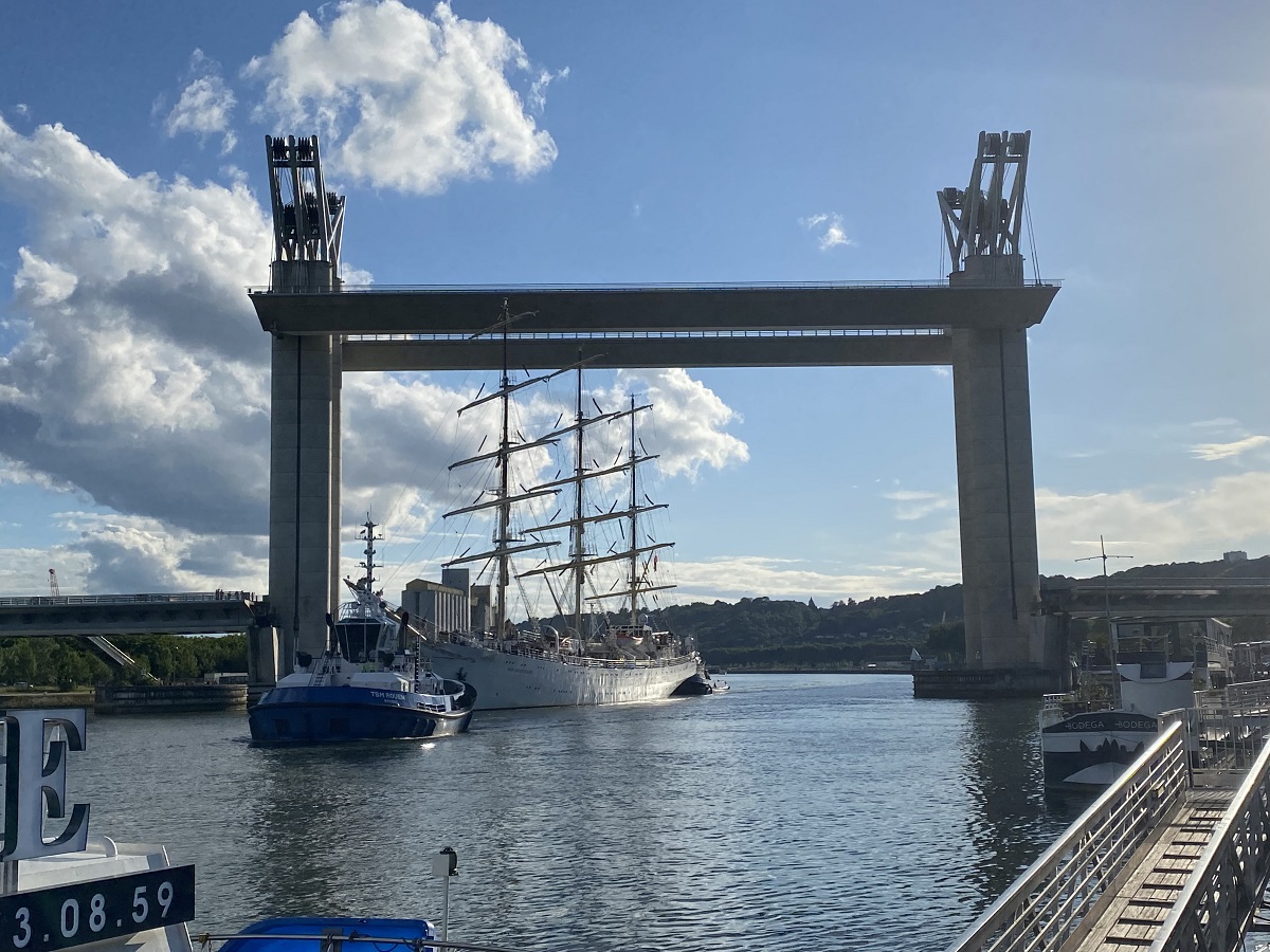 Le pont Flaubert sera levé quelques heures pour laisser passer Le Français - Illustration infoNormandie