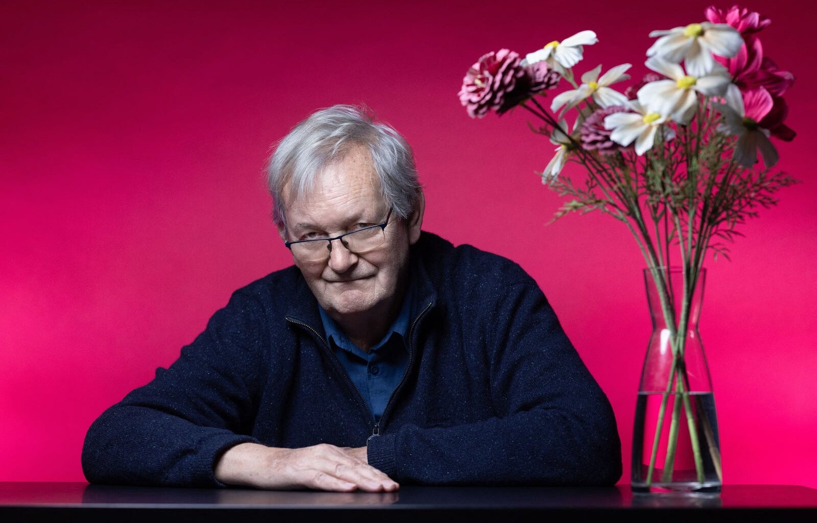 Le photographe britannique Martin Parr, célèbre pour son esthétique saturée, est décédé samedi à l’âge de 73 ans